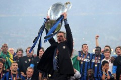 4大豪门疯抢+2.2亿转会权！穆帅终局抉择？全足坛蹲疯了！