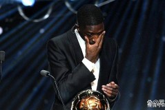 奥斯曼·登贝莱加冕金球奖巴黎之夜见证新王登基