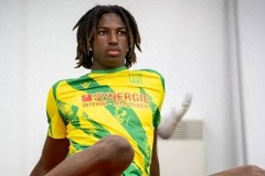 17岁法甲天才中卫横空出世！巴萨钟情他遭围剿，6大豪强展开疯抢