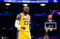 看感动了！不足1分钟湖人落后1分 詹姆斯飞身侧扑抢板