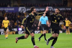 追平切尔西升英超第6！B费2射1传一战造2大神迹，曼联4-1复仇狼队