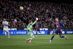 三球横扫，一夜登顶，巴萨逆袭，西甲榜首又换人，皇马仅差1分