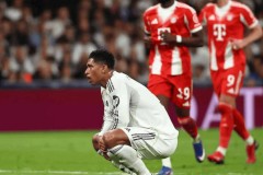 已经撕破脸！贝林厄姆吐槽维尼修斯不传球，小熊暴怒回怼：你想干啥！皇马欧冠出局夜已经失控