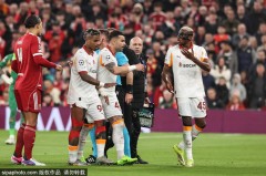 六万一千人在安菲尔德见证重逢：多特传奇与利物浦传奇2比2战平，克洛普回归教席旁观