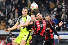 （体育）足球——德甲：法兰克福平多特蒙德