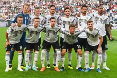 德乙升班马弑神夜！德累斯顿主场 14 连胜能否碾碎美因茨的德甲战车？