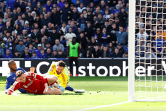 英超德比2-1：两人重伤+火爆冲突+100分钟绝杀 10.2亿豪门坐稳前5