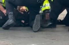 太阳报：切尔西比赛结束后，场外一16岁少年因涉嫌持仿制枪被捕