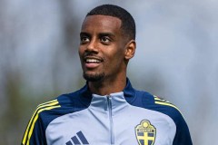 伊萨克首次回应转会利物浦争议：呼吁弃谣言专注比赛