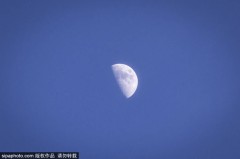 维尼修斯双响推迟巴塞罗那夺冠，西班牙人深陷保级泥潭：一场充满争议与精彩的西甲对决