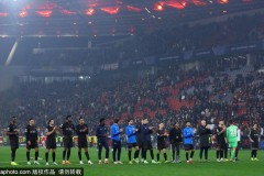 裁判赛后认错！拜耳球场1-1：迪亚斯红牌引爆德甲舆论，拜仁被罚下九人艰难抢分