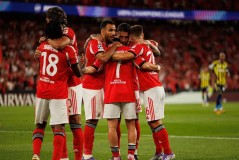 穆里尼奥连续6年缺席欧冠，爱将肘击染红，率队0射正遭淘汰