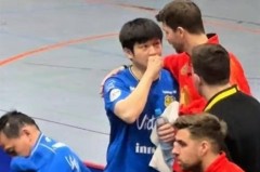 樊振东德甲双打首秀失利背后：疲惫身影牵动人心，球迷盼英雄卸甲归乡