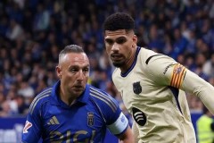 西甲40岁传奇依然踢球：花白头发获3万人致敬，巴萨队员送拥抱