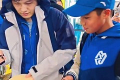 又稳又狠！樊振东狂拿2分赢麻了，赛后蹲地签名超宠粉